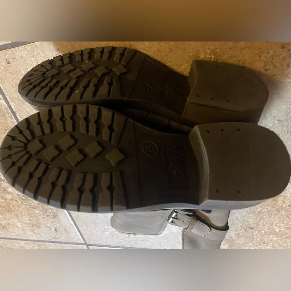 Girls Justice Boots barely worn, very sturdy, and warm size Y5